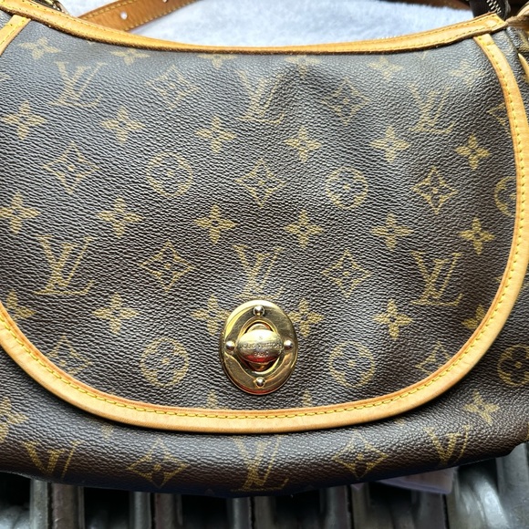 Louis Vuitton monogram bag in Excellent condition with purchase LV lock and key. - Picture 3 of 17
